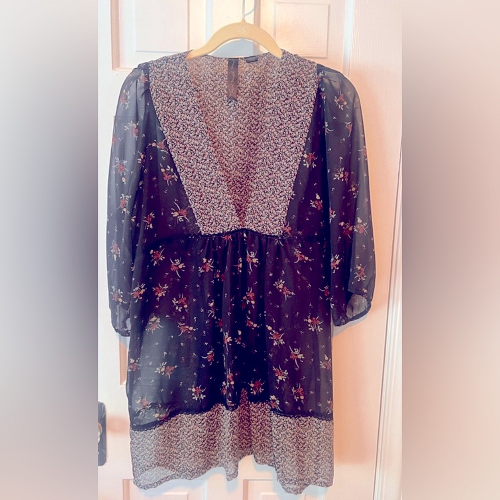 Pretty, floral sheer blouse. Size Large.
